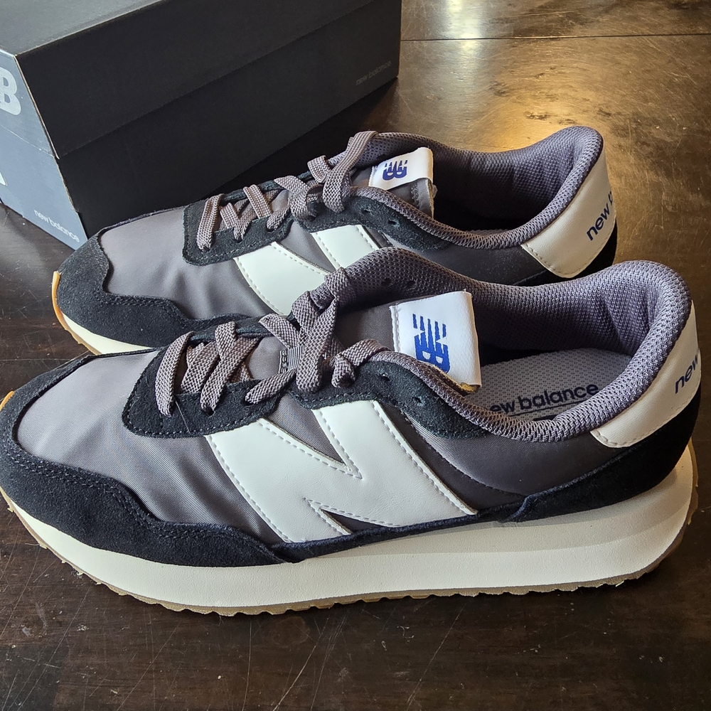New Balance Men's Black and White Sneakers